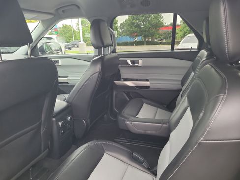 Used 2022 Ford Explorer XLT w/ Equipment Group 202A RWD image 24