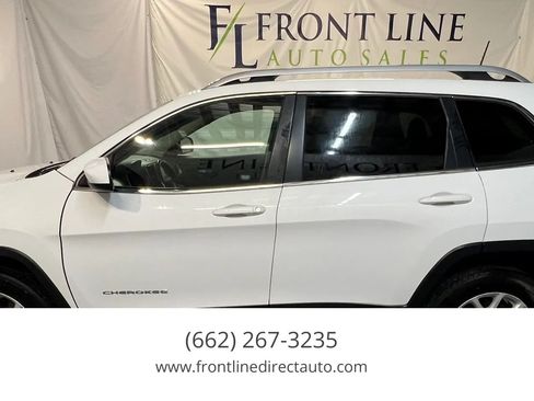 Used 2017 Jeep Cherokee Latitude w/ Cold Weather Group AWD/4WD image 4