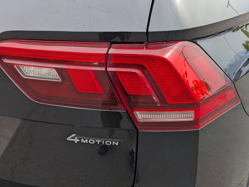 Used 2022 Volkswagen Tiguan SE R-Line image 12