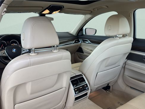 Used 2019 BMW 740i RWD image 19