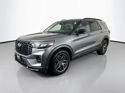 Used 2025 Ford Explorer ST-Line w/ ST-Line Street Pack AWD/4WD image 4