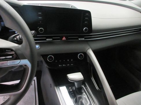 Used 2023 Hyundai Elantra SEL w/ Preferred Accessory Package image 19