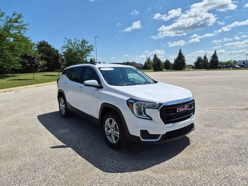 Used 2024 GMC Terrain SLE w/ Driver Convenience Package FWD image 4