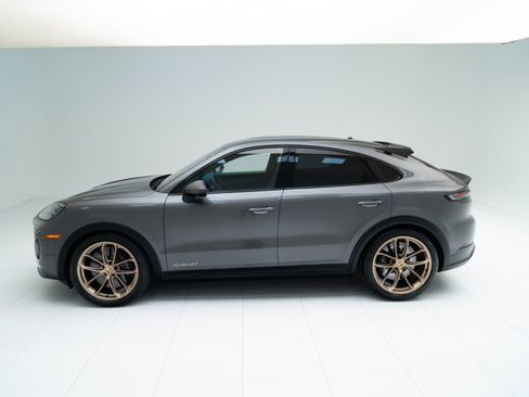 Certified 2024 Porsche Cayenne Turbo GT image 2