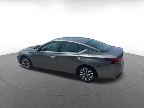Used 2025 Nissan Altima 2.5 SV FWD image 8