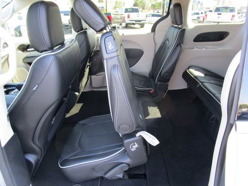 Certified 2024 Chrysler Pacifica Limited image 23