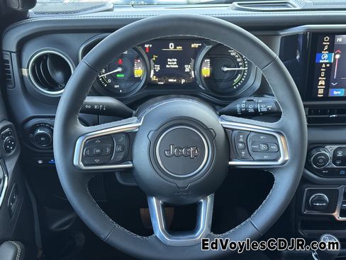 Used 2025 Jeep Wrangler Sahara image 29