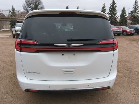 Used 2024 Chrysler Pacifica Touring-L image 9
