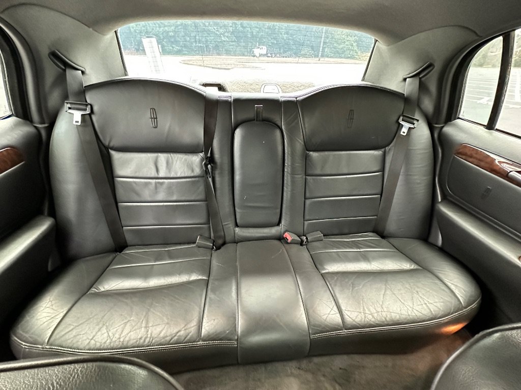 Used 2002 Lincoln Town Car Signature RWD image 19