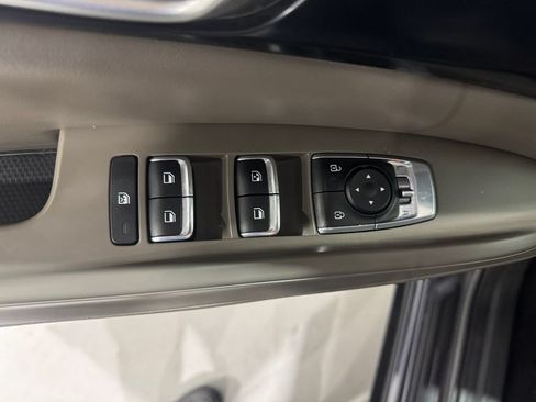 Used 2025 Kia Carnival FWD image 17