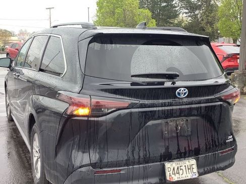 Used 2024 Toyota Sienna XLE image 3