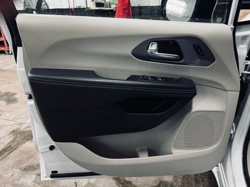 Used 2024 Chrysler Pacifica Touring-L FWD image 11