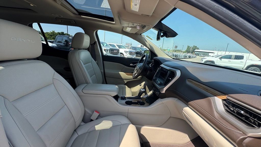 Used 2019 GMC Acadia Denali w/ Technology Package FWD image 10
