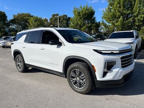 Used 2024 Chevrolet Traverse LT image 1