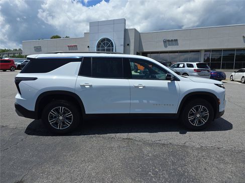 Used 2025 Chevrolet Traverse LT FWD image 2