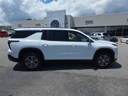 Used 2025 Chevrolet Traverse LT