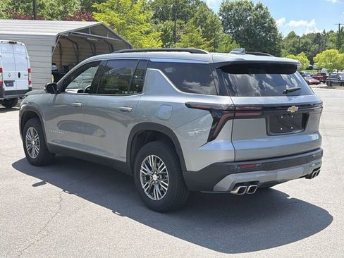 Used 2024 Chevrolet Traverse LT AWD/4WD image 11