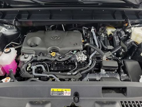Used 2024 Toyota Highlander LE FWD image 13