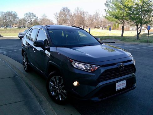 Used 2019 Toyota RAV4 XLE Premium image 4