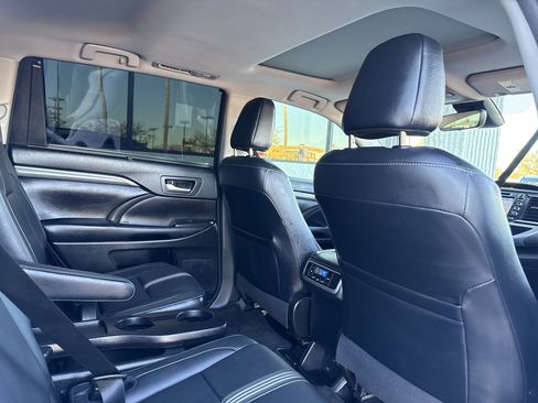 Used 2017 Toyota Highlander SE image 48