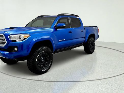 Used 2017 Toyota Tacoma TRD Sport AWD/4WD image 1