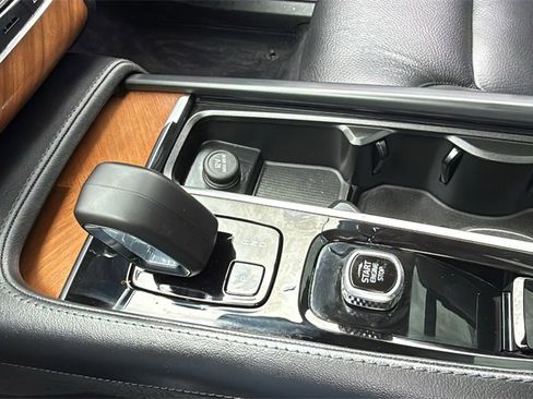 Certified 2024 Volvo XC90 T8 Plus w/ Protection Package Premier image 21