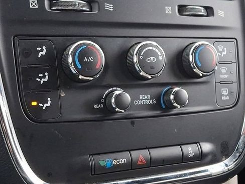 Used 2018 Dodge Grand Caravan SXT image 18