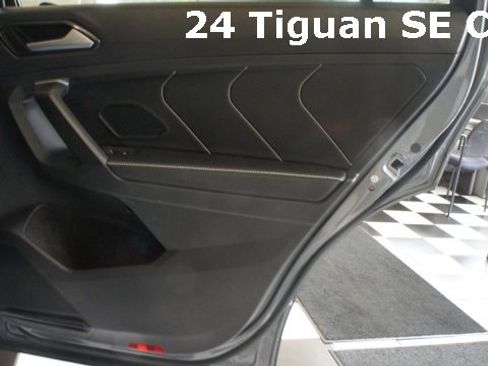 Used 2024 Volkswagen Tiguan SE w/ Panoramic Sunroof Package image 37