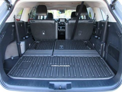 Used 2022 Toyota Highlander XLE AWD/4WD image 23
