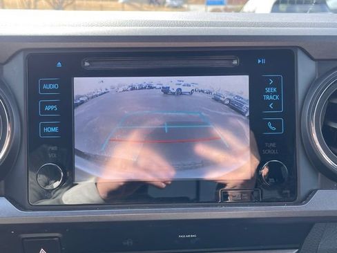 Used 2019 Toyota Tacoma TRD Off-Road AWD/4WD image 11