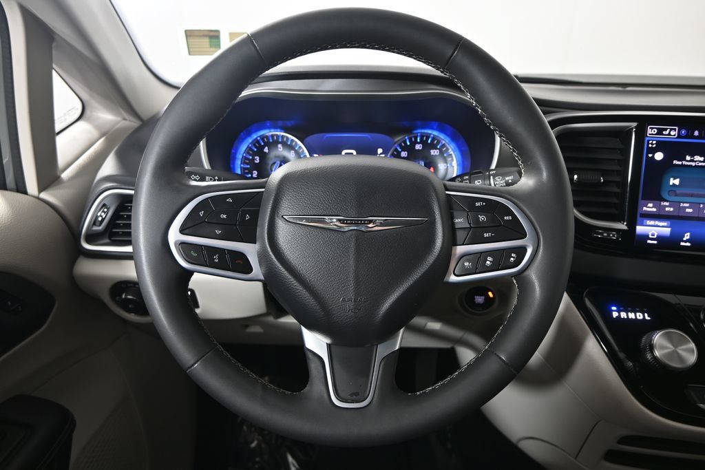 Used 2023 Chrysler Pacifica Touring-L FWD image 32