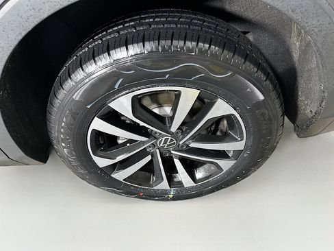 Used 2024 Volkswagen Tiguan S image 11