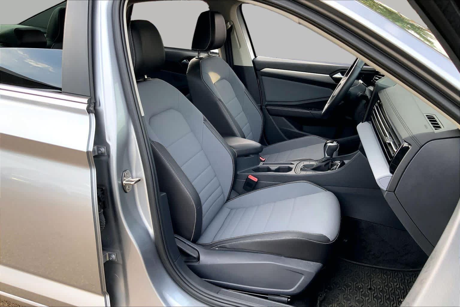 Used 2026 Volkswagen Jetta SE FWD image 9