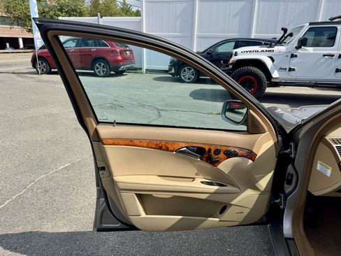Used 2008 Mercedes-Benz E 350 4MATIC Sedan image 9