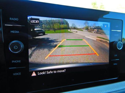 Used 2025 Volkswagen Taos SE image 17