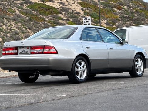 Used 2001 Lexus ES 330 image 2