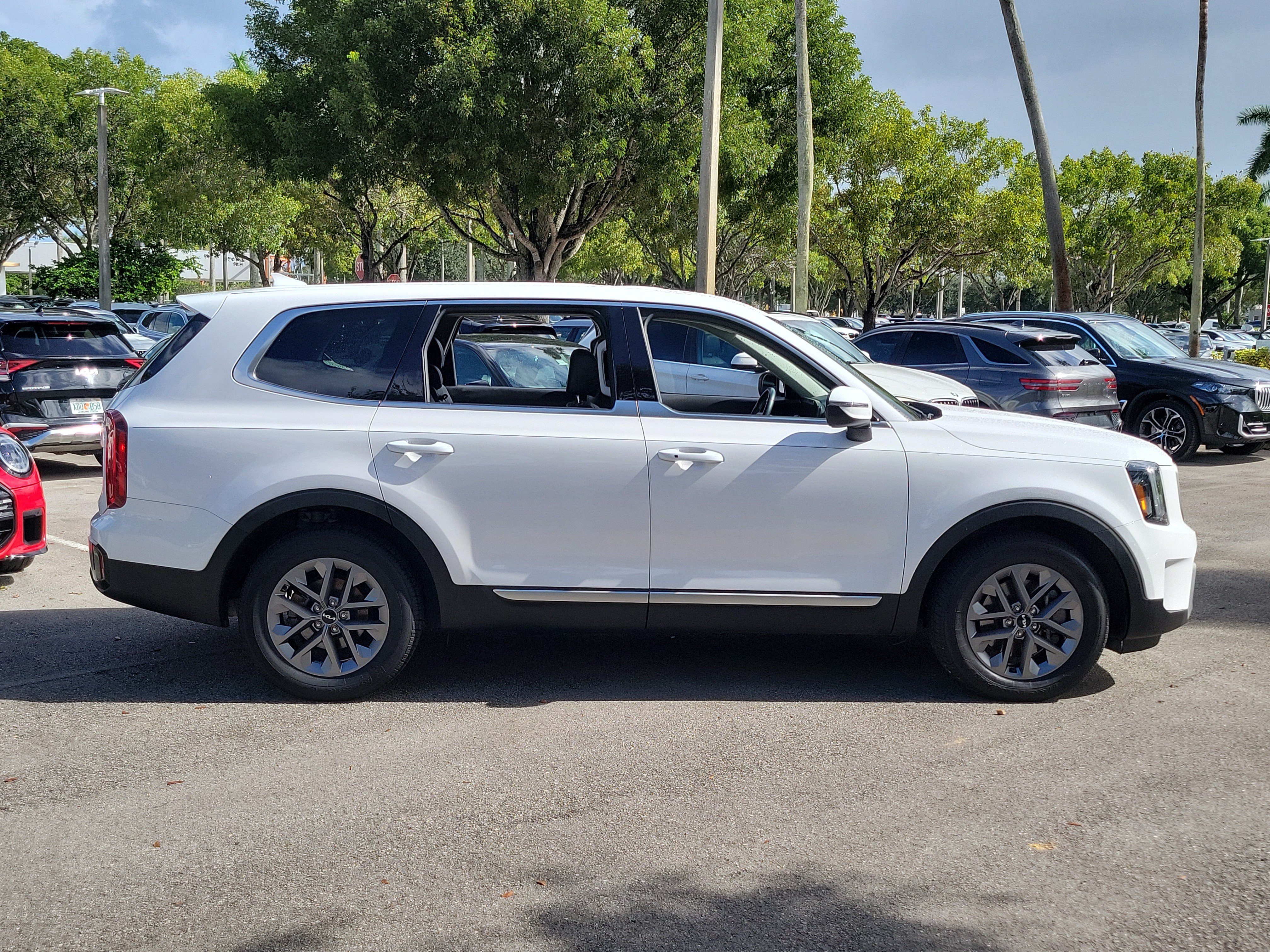 Used 2024 Kia Telluride LX FWD image 2