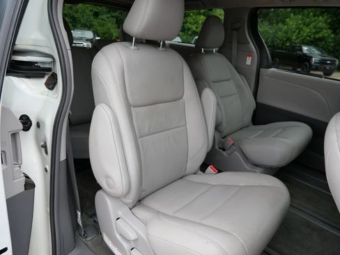 Used 2018 Toyota Sienna XLE w/ XLE Navigation Package AWD/4WD image 13