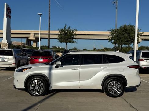 Used 2022 Toyota Highlander XLE FWD image 9
