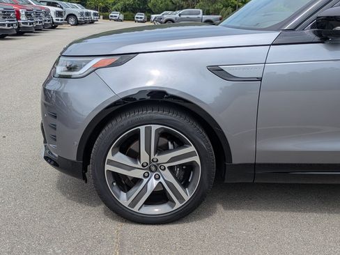 Used 2023 Land Rover Discovery Metropolitan Edition AWD/4WD image 11