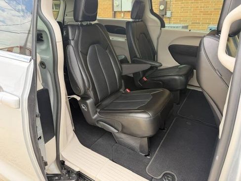 Used 2023 Chrysler Pacifica Touring-L FWD image 11