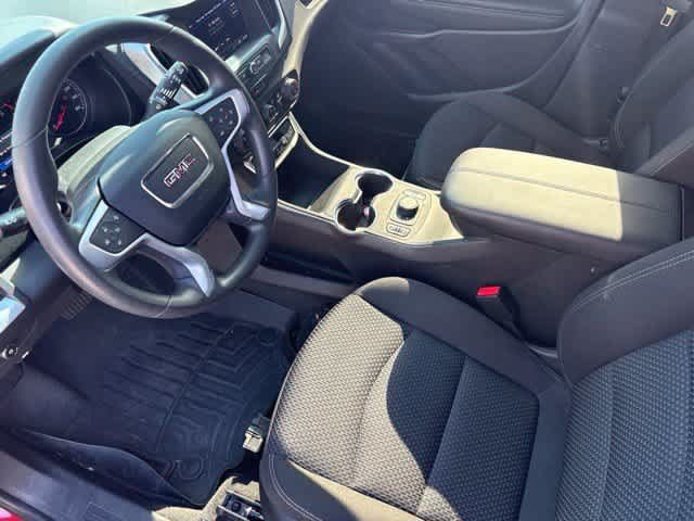 Used 2024 GMC Terrain SLE w/ Driver Convenience Package FWD image 9