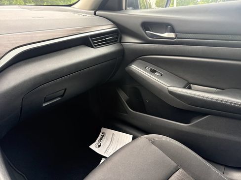 Used 2025 Nissan Altima 2.5 SV FWD image 17