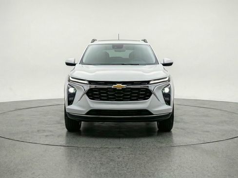 Used 2025 Chevrolet Trax LT w/ LT Convenience Package FWD image 2