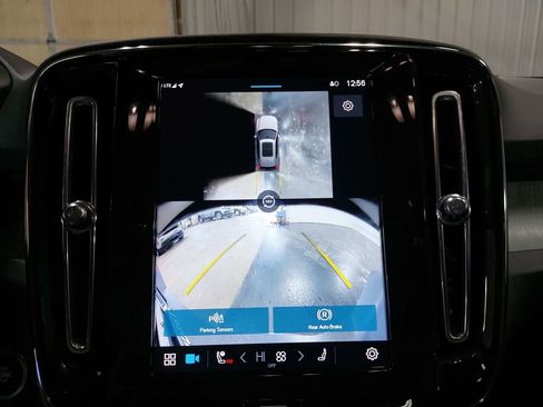 Used 2024 Volvo XC40 B5 Plus w/ Climate Package image 24