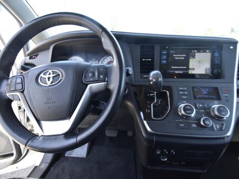 Used 2015 Toyota Sienna SE Premium FWD image 12