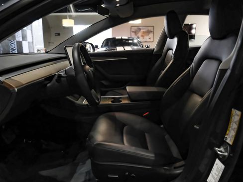 Used 2023 Tesla Model 3 Standard Range image 4