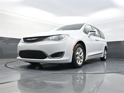 Used 2020 Chrysler Pacifica Limited image 19