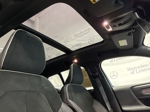 Used 2021 Volvo XC40 T5 R-Design w/ Advanced Package image 28