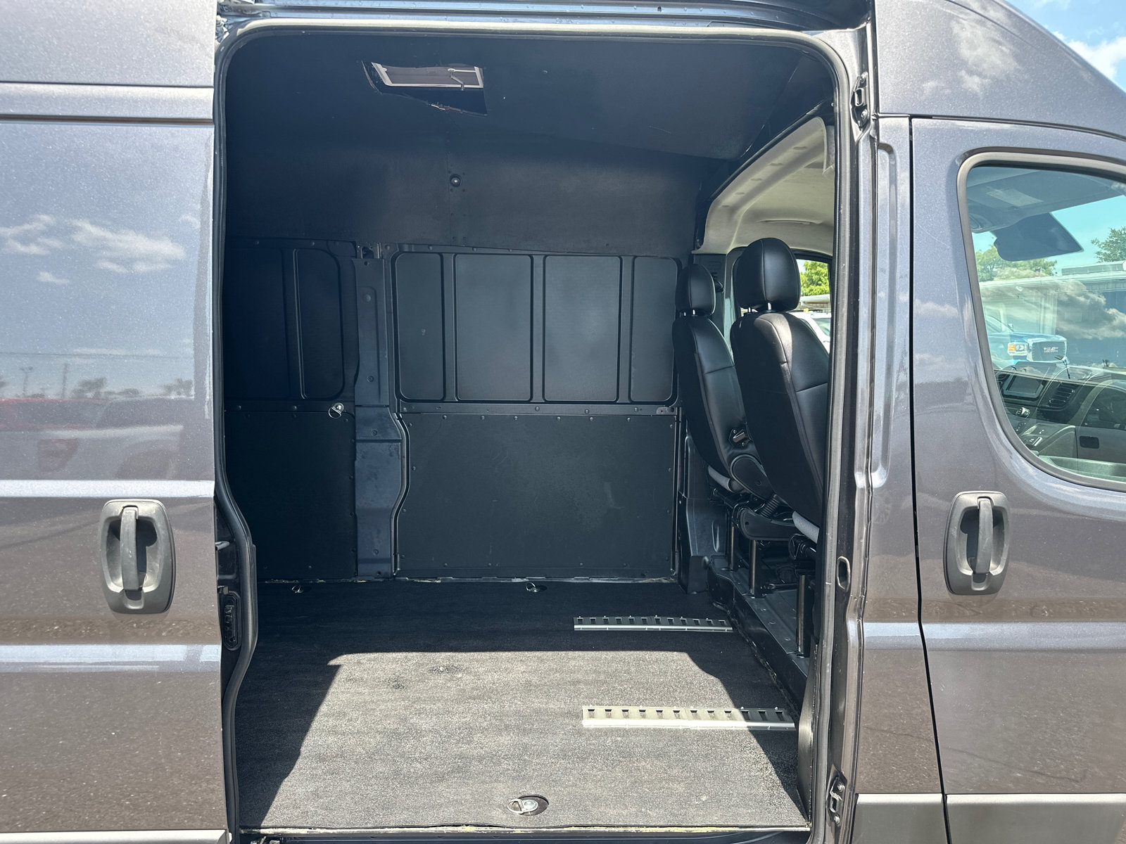Used 2024 RAM ProMaster 2500 w/ Convenience Group FWD image 10
